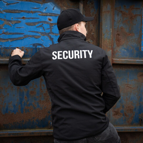 Softshell Jas Beveiliging V logo11 De <strong>softshell jas Beveiliging V-logo</strong> biedt een uitstekende combinatie van bescherming, comfort en professionele uitstraling voor beveiligingspersoneel. Deze jas is gemaakt van <strong>96% polyester</strong> en <strong>4% elastaan</strong>, waardoor hij waterafstotend en ademend is. Dit zorgt voor comfort en bescherming, zelfs tijdens lange diensten. Met het prominente 'Security'-opschrift op de rug en het beveiliging V-logo op de linkerborst, straalt deze jas autoriteit en professionaliteit uit.