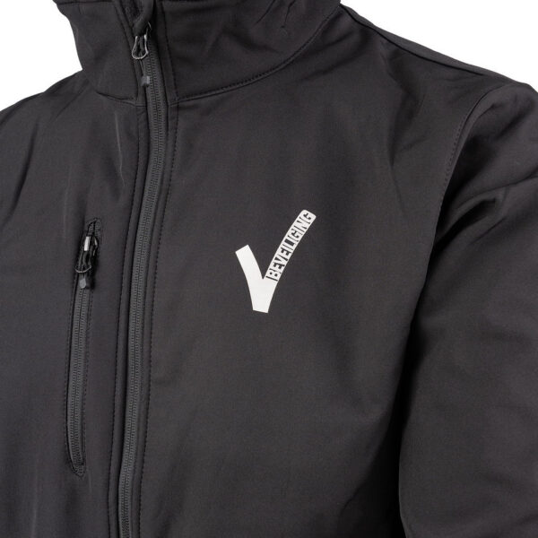 Softshell Jas Beveiliging V logo5 De <strong>softshell jas Beveiliging V-logo</strong> biedt een uitstekende combinatie van bescherming, comfort en professionele uitstraling voor beveiligingspersoneel. Deze jas is gemaakt van <strong>96% polyester</strong> en <strong>4% elastaan</strong>, waardoor hij waterafstotend en ademend is. Dit zorgt voor comfort en bescherming, zelfs tijdens lange diensten. Met het prominente 'Security'-opschrift op de rug en het beveiliging V-logo op de linkerborst, straalt deze jas autoriteit en professionaliteit uit.