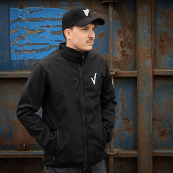 Softshell Jas Beveiliging V logo6 De <strong>softshell jas Beveiliging V-logo</strong> biedt een uitstekende combinatie van bescherming, comfort en professionele uitstraling voor beveiligingspersoneel. Deze jas is gemaakt van <strong>96% polyester</strong> en <strong>4% elastaan</strong>, waardoor hij waterafstotend en ademend is. Dit zorgt voor comfort en bescherming, zelfs tijdens lange diensten. Met het prominente 'Security'-opschrift op de rug en het beveiliging V-logo op de linkerborst, straalt deze jas autoriteit en professionaliteit uit.