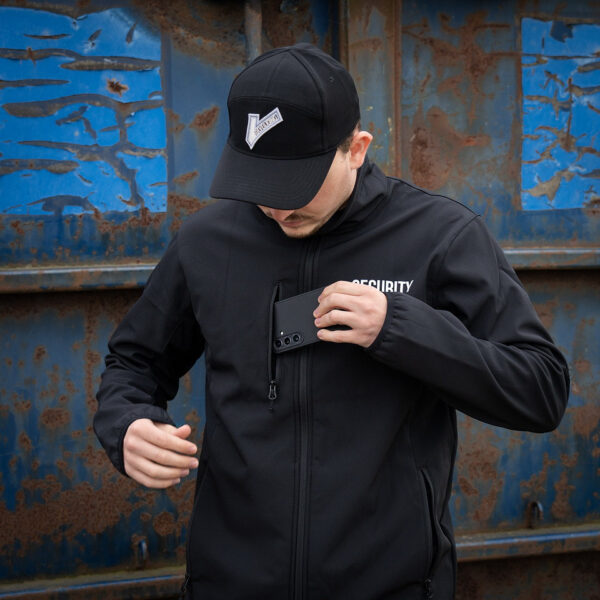 Softshell Jas Security12 De <strong>softshell jas Security</strong> biedt de perfecte balans tussen bescherming en comfort voor beveiligingspersoneel. Gemaakt van een mix van <strong>96% polyester</strong> en <strong>4% elastaan</strong>, is deze jas zowel waterafstotend als ademend, wat essentieel is tijdens lange diensten. Met het 'Security'-logo op de linkerborst en rug, straalt de jas autoriteit en professionaliteit uit. Het ademende materiaal zorgt voor comfort, terwijl de zachte fleecevoering extra warmte biedt zonder de bewegingsvrijheid te beperken.