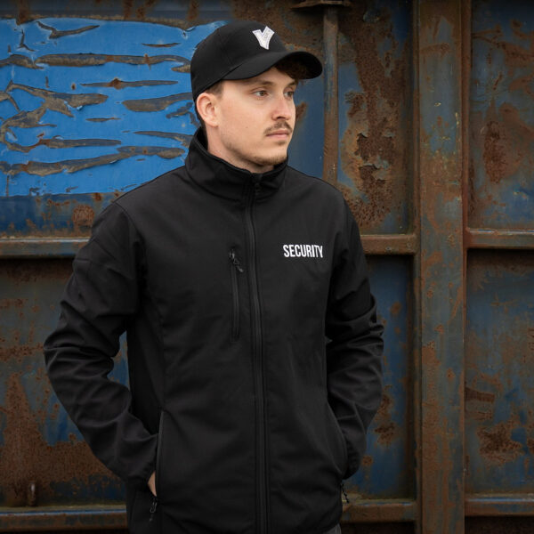 Softshell Jas Security6 De <strong>softshell jas Security</strong> biedt de perfecte balans tussen bescherming en comfort voor beveiligingspersoneel. Gemaakt van een mix van <strong>96% polyester</strong> en <strong>4% elastaan</strong>, is deze jas zowel waterafstotend als ademend, wat essentieel is tijdens lange diensten. Met het 'Security'-logo op de linkerborst en rug, straalt de jas autoriteit en professionaliteit uit. Het ademende materiaal zorgt voor comfort, terwijl de zachte fleecevoering extra warmte biedt zonder de bewegingsvrijheid te beperken.