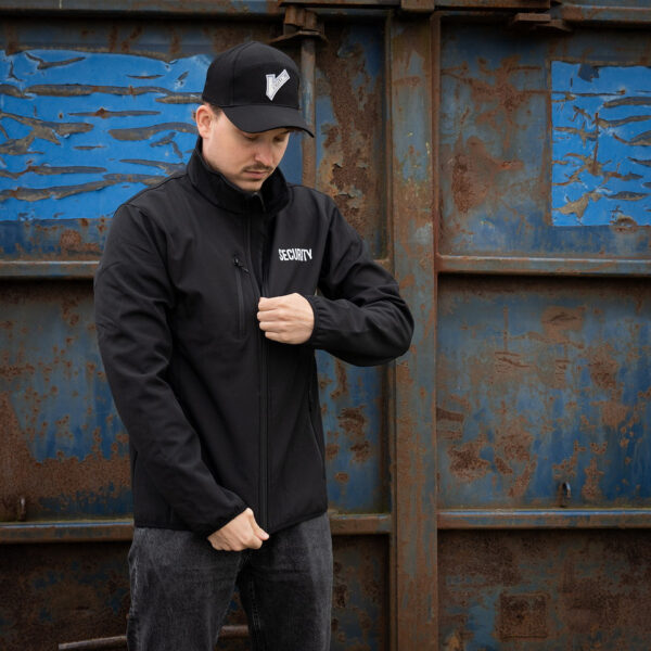 Softshell Jas Security8 De <strong>softshell jas Security</strong> biedt de perfecte balans tussen bescherming en comfort voor beveiligingspersoneel. Gemaakt van een mix van <strong>96% polyester</strong> en <strong>4% elastaan</strong>, is deze jas zowel waterafstotend als ademend, wat essentieel is tijdens lange diensten. Met het 'Security'-logo op de linkerborst en rug, straalt de jas autoriteit en professionaliteit uit. Het ademende materiaal zorgt voor comfort, terwijl de zachte fleecevoering extra warmte biedt zonder de bewegingsvrijheid te beperken.
