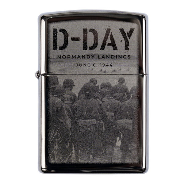 Zippo D Day Normandy landings De <strong>Zippo D-Day Normandy landings</strong> aansteker is een eerbetoon aan een van de meest bepalende momenten uit de geschiedenis: de D-Day landingen in Normandië op 6 juni 1944. Deze originele Zippo, vervaardigd in de USA, is zorgvuldig gegraveerd met de tekst "D-Day Normandy landings June 6, 1944", wat het een uniek en waardevol verzamelobject maakt. &nbsp;