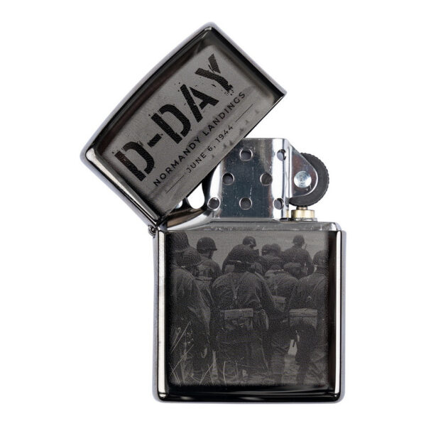 Zippo D Day Normandy landings1 De <strong>Zippo D-Day Normandy landings</strong> aansteker is een eerbetoon aan een van de meest bepalende momenten uit de geschiedenis: de D-Day landingen in Normandië op 6 juni 1944. Deze originele Zippo, vervaardigd in de USA, is zorgvuldig gegraveerd met de tekst "D-Day Normandy landings June 6, 1944", wat het een uniek en waardevol verzamelobject maakt. &nbsp;