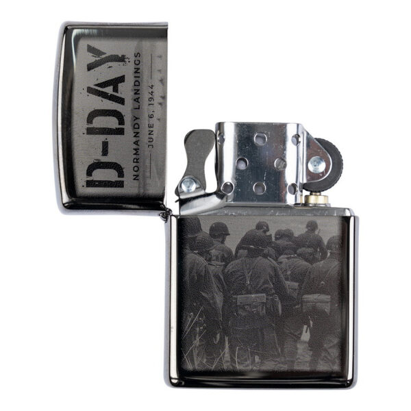 Zippo D Day Normandy landings2 De <strong>Zippo D-Day Normandy landings</strong> aansteker is een eerbetoon aan een van de meest bepalende momenten uit de geschiedenis: de D-Day landingen in Normandië op 6 juni 1944. Deze originele Zippo, vervaardigd in de USA, is zorgvuldig gegraveerd met de tekst "D-Day Normandy landings June 6, 1944", wat het een uniek en waardevol verzamelobject maakt. &nbsp;
