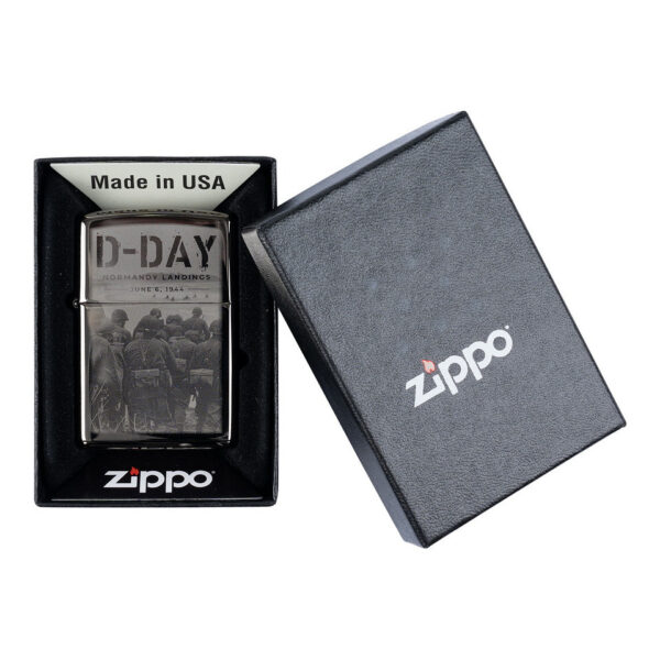 Zippo D Day Normandy landings3 De <strong>Zippo D-Day Normandy landings</strong> aansteker is een eerbetoon aan een van de meest bepalende momenten uit de geschiedenis: de D-Day landingen in Normandië op 6 juni 1944. Deze originele Zippo, vervaardigd in de USA, is zorgvuldig gegraveerd met de tekst "D-Day Normandy landings June 6, 1944", wat het een uniek en waardevol verzamelobject maakt. &nbsp;