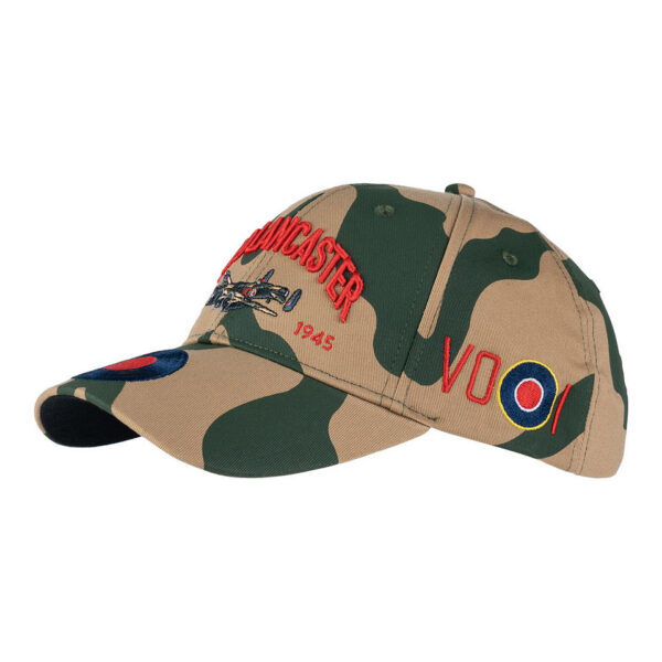 Baseball Cap AVRO Lancaster De <strong>Baseball Cap AVRO Lancaster</strong> is een eerbetoon aan een van de meest iconische bommenwerpers uit de geschiedenis. Op de voorkant van deze cap prijkt een <strong>embleem</strong> van de <strong>Lancaster</strong>, een viermotorige zware bommenwerper die met trots is gebouwd door <strong>AVRO</strong>. Deze cap is perfect voor liefhebbers van militaire luchtvaart en geschiedenis.