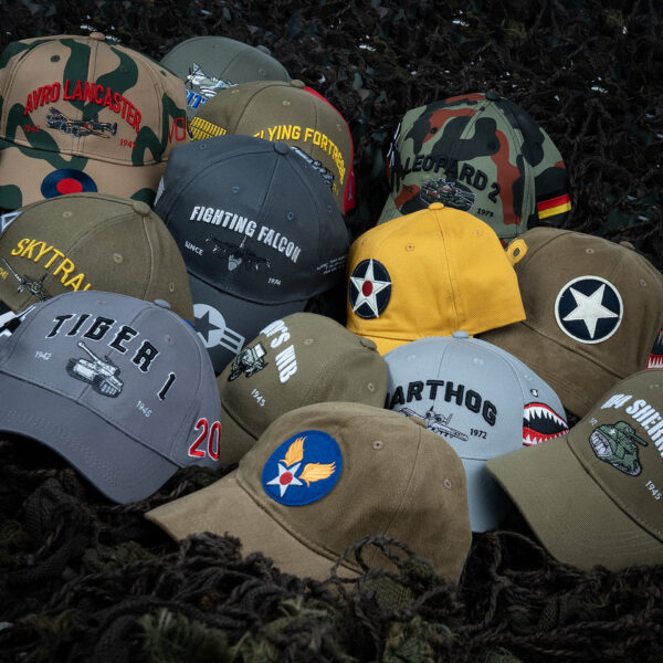 Baseball Cap AVRO Lancaster55 De <strong>Baseball Cap AVRO Lancaster</strong> is een eerbetoon aan een van de meest iconische bommenwerpers uit de geschiedenis. Op de voorkant van deze cap prijkt een <strong>embleem</strong> van de <strong>Lancaster</strong>, een viermotorige zware bommenwerper die met trots is gebouwd door <strong>AVRO</strong>. Deze cap is perfect voor liefhebbers van militaire luchtvaart en geschiedenis.