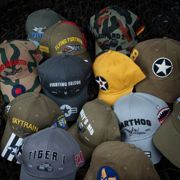 Baseball Cap F 16 Falcon6 Draag een stukje luchtvaartgeschiedenis met de <strong>Baseball Cap F-16 Falcon</strong>. Deze stijlvolle pet is voorzien van een embleem van de iconische F-16 Fighting Falcon op de voorkant, samen met de tekst 'Fighting Falcon'. De F-16 is een eenmotorige, multifunctionele straaljager die sinds 1974 wereldwijd in gebruik is bij luchtmachten, bekend om zijn geavanceerde technologie en indrukwekkende prestaties. Deze cap is perfect voor luchtvaartliefhebbers en iedereen die een passie heeft voor de luchtmacht.