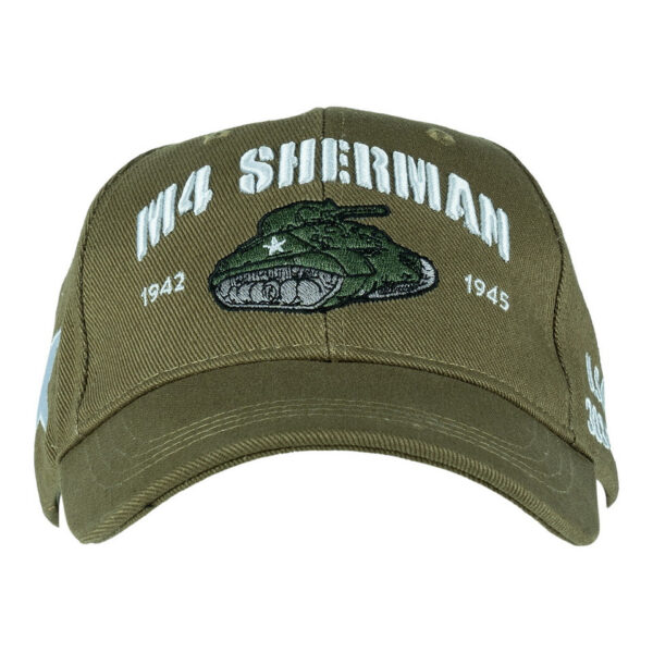 Baseball Cap M4 Sherman Tank1 De <strong>Baseball Cap M4 Sherman Tank</strong> is een eerbetoon aan de iconische tank die tijdens de Tweede Wereldoorlog een cruciale rol speelde. De M4 Sherman was het belangrijkste gepantserde voertuig dat door de Verenigde Staten werd ontwikkeld en gebouwd, en droeg bij aan de geallieerde overwinning. Op de voorzijde van de cap staat een opvallend embleem van de M4 Sherman, terwijl aan de zijkant een ster is afgebeeld, verwijzend naar de Amerikaanse militaire markeringen. Op de achterkant van de cap staat de tekst 'The American Legend', een passende herinnering aan de historische betekenis van deze tank.