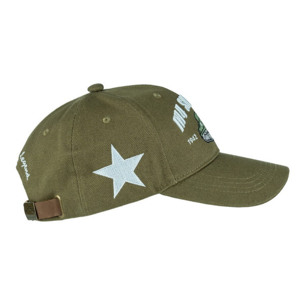 Baseball Cap M4 Sherman Tank3 De <strong>Baseball Cap M4 Sherman Tank</strong> is een eerbetoon aan de iconische tank die tijdens de Tweede Wereldoorlog een cruciale rol speelde. De M4 Sherman was het belangrijkste gepantserde voertuig dat door de Verenigde Staten werd ontwikkeld en gebouwd, en droeg bij aan de geallieerde overwinning. Op de voorzijde van de cap staat een opvallend embleem van de M4 Sherman, terwijl aan de zijkant een ster is afgebeeld, verwijzend naar de Amerikaanse militaire markeringen. Op de achterkant van de cap staat de tekst 'The American Legend', een passende herinnering aan de historische betekenis van deze tank.