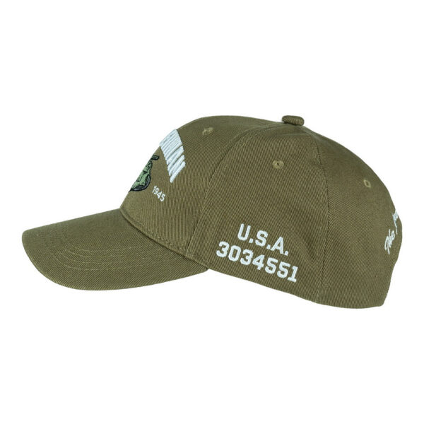 Baseball Cap M4 Sherman Tank4 De <strong>Baseball Cap M4 Sherman Tank</strong> is een eerbetoon aan de iconische tank die tijdens de Tweede Wereldoorlog een cruciale rol speelde. De M4 Sherman was het belangrijkste gepantserde voertuig dat door de Verenigde Staten werd ontwikkeld en gebouwd, en droeg bij aan de geallieerde overwinning. Op de voorzijde van de cap staat een opvallend embleem van de M4 Sherman, terwijl aan de zijkant een ster is afgebeeld, verwijzend naar de Amerikaanse militaire markeringen. Op de achterkant van de cap staat de tekst 'The American Legend', een passende herinnering aan de historische betekenis van deze tank.