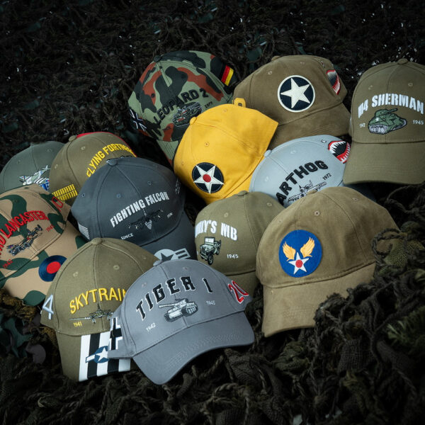 Baseball Cap M4 Sherman Tank6 De <strong>Baseball Cap M4 Sherman Tank</strong> is een eerbetoon aan de iconische tank die tijdens de Tweede Wereldoorlog een cruciale rol speelde. De M4 Sherman was het belangrijkste gepantserde voertuig dat door de Verenigde Staten werd ontwikkeld en gebouwd, en droeg bij aan de geallieerde overwinning. Op de voorzijde van de cap staat een opvallend embleem van de M4 Sherman, terwijl aan de zijkant een ster is afgebeeld, verwijzend naar de Amerikaanse militaire markeringen. Op de achterkant van de cap staat de tekst 'The American Legend', een passende herinnering aan de historische betekenis van deze tank.
