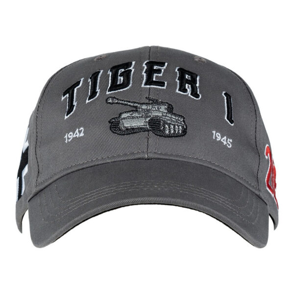 Baseball Cap Tiger Tank1 De <strong>Tiger 1 Tank Baseball Cap</strong> is een stijlvolle en historische cap die eer betoont aan de beruchte Duitse Tiger 1 tank, een van de meest gevreesde gevechtstanks tijdens de Tweede Wereldoorlog. Met zijn iconische ontwerp was de Tiger 1 tank bekend om zijn indrukwekkende bepantsering en vuurkracht. Deze cap is perfect voor liefhebbers van militaire geschiedenis en mensen die op zoek zijn naar een uniek accessoire dat stijl en geschiedenis combineert.