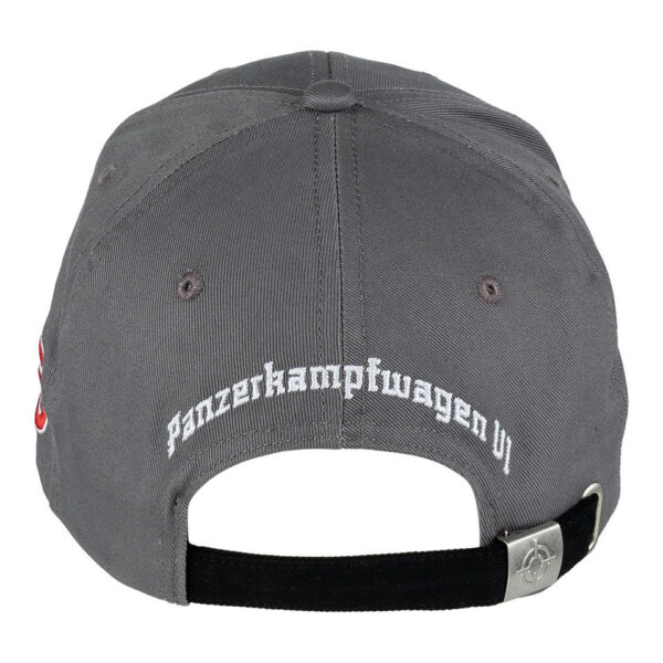 Baseball Cap Tiger Tank2 De <strong>Tiger 1 Tank Baseball Cap</strong> is een stijlvolle en historische cap die eer betoont aan de beruchte Duitse Tiger 1 tank, een van de meest gevreesde gevechtstanks tijdens de Tweede Wereldoorlog. Met zijn iconische ontwerp was de Tiger 1 tank bekend om zijn indrukwekkende bepantsering en vuurkracht. Deze cap is perfect voor liefhebbers van militaire geschiedenis en mensen die op zoek zijn naar een uniek accessoire dat stijl en geschiedenis combineert.