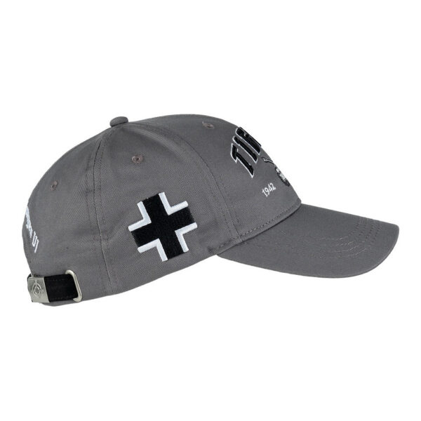 Baseball Cap Tiger Tank3 De <strong>Tiger 1 Tank Baseball Cap</strong> is een stijlvolle en historische cap die eer betoont aan de beruchte Duitse Tiger 1 tank, een van de meest gevreesde gevechtstanks tijdens de Tweede Wereldoorlog. Met zijn iconische ontwerp was de Tiger 1 tank bekend om zijn indrukwekkende bepantsering en vuurkracht. Deze cap is perfect voor liefhebbers van militaire geschiedenis en mensen die op zoek zijn naar een uniek accessoire dat stijl en geschiedenis combineert.