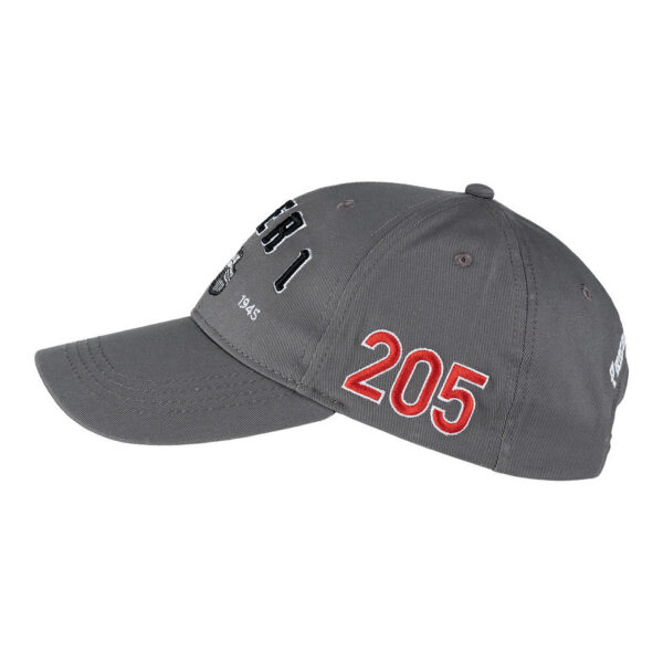 Baseball Cap Tiger Tank4 De <strong>Tiger 1 Tank Baseball Cap</strong> is een stijlvolle en historische cap die eer betoont aan de beruchte Duitse Tiger 1 tank, een van de meest gevreesde gevechtstanks tijdens de Tweede Wereldoorlog. Met zijn iconische ontwerp was de Tiger 1 tank bekend om zijn indrukwekkende bepantsering en vuurkracht. Deze cap is perfect voor liefhebbers van militaire geschiedenis en mensen die op zoek zijn naar een uniek accessoire dat stijl en geschiedenis combineert.