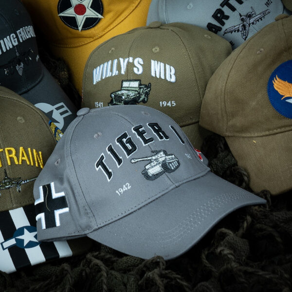 Baseball Cap Tiger Tank5 De <strong>Tiger 1 Tank Baseball Cap</strong> is een stijlvolle en historische cap die eer betoont aan de beruchte Duitse Tiger 1 tank, een van de meest gevreesde gevechtstanks tijdens de Tweede Wereldoorlog. Met zijn iconische ontwerp was de Tiger 1 tank bekend om zijn indrukwekkende bepantsering en vuurkracht. Deze cap is perfect voor liefhebbers van militaire geschiedenis en mensen die op zoek zijn naar een uniek accessoire dat stijl en geschiedenis combineert.
