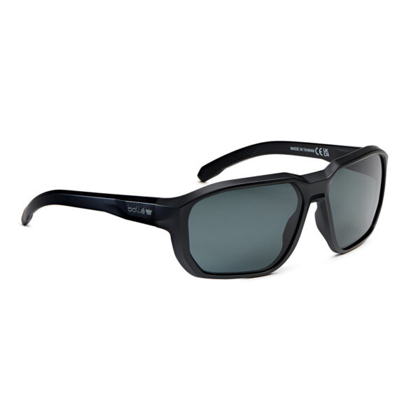 Bolle Knoxx bril polarised KNOXXT50M 54 De Bollé Knoxx (KNOXXT50M) gepolariseerde zonnebrillen combineren stijl, bescherming en duurzaamheid. Het montuur is milieuvriendelijk en gemaakt van bio-based polyamide, wat bijdraagt aan een lagere CO2-uitstoot. Deze unisex zonnebrillen, met een matzwarte afwerking, zijn ontworpen voor een actieve levensstijl en bieden uitstekende bescherming tegen UV-straling. Dankzij de Platinum coating zijn de glazen kras- en condensbestendig. De gepolariseerde lenzen verbeteren helderheid en contrast, terwijl ze ultieme UV-bescherming bieden.