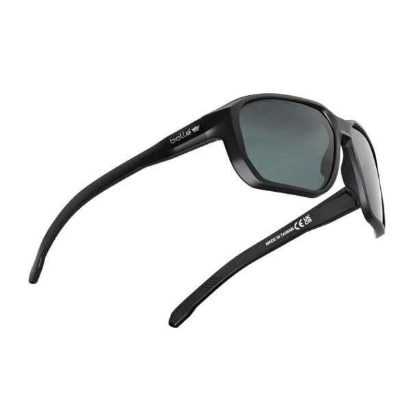 Bolle Knoxx bril polarised KNOXXT50M 541 De Bollé Knoxx (KNOXXT50M) gepolariseerde zonnebrillen combineren stijl, bescherming en duurzaamheid. Het montuur is milieuvriendelijk en gemaakt van bio-based polyamide, wat bijdraagt aan een lagere CO2-uitstoot. Deze unisex zonnebrillen, met een matzwarte afwerking, zijn ontworpen voor een actieve levensstijl en bieden uitstekende bescherming tegen UV-straling. Dankzij de Platinum coating zijn de glazen kras- en condensbestendig. De gepolariseerde lenzen verbeteren helderheid en contrast, terwijl ze ultieme UV-bescherming bieden.