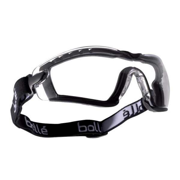 Bolle cobra bril COBFSPSI platinum 42 De Bollé Cobra is een veelzijdige en panoramische veiligheidsbril die uitstekende bescherming biedt zonder het zicht te beperken. Met een panoramisch gezichtsveld van 180° en perfecte optische kwaliteit is de Cobra ideaal voor verschillende toepassingen. De bril heeft een verwisselbaar systeem waarmee de poten vervangen kunnen worden door een verstelbare band, en een optionele foamrand voor extra comfort en bescherming. De non-slip neusbrug en rechte poten zorgen voor langdurig draagcomfort. De Platinum® coating biedt extra kras- en condensbescherming.