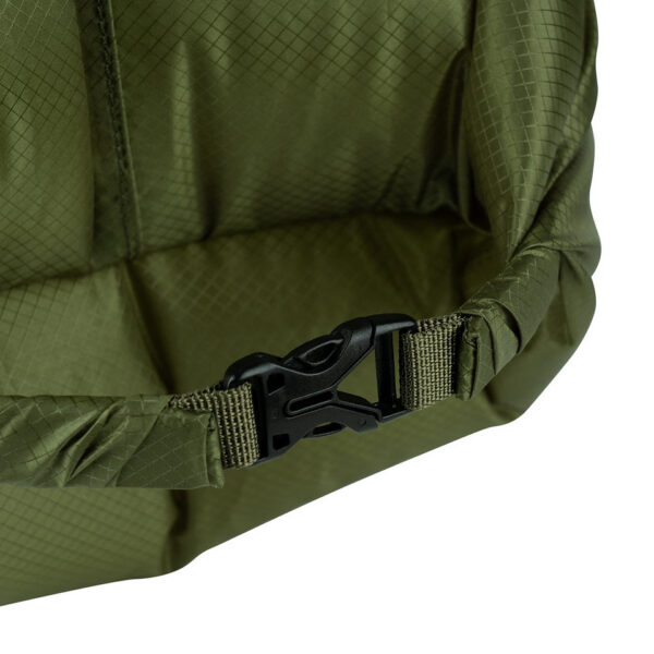 Drysack 20L lichtgewicht 30D Ripstop Nylon1 De <strong>Drysack 20L</strong> is ontworpen om je spullen droog te houden tijdens al je <strong>outdoor avonturen</strong>. Gemaakt van duurzaam <strong>30D Ripstop Nylon</strong>, biedt deze ultralichte drysack van slechts <strong>36 gram</strong> uitstekende bescherming tegen <strong>spetterend water</strong> en kan zelfs een korte onderdompeling weerstaan. Ideaal voor activiteiten zoals <strong>kajakken</strong>, <strong>vissen</strong>, <strong>hiken</strong> en <strong>kamperen</strong>. Dankzij het handige en functionele sluitsysteem blijft je bagage veilig en droog, waar je ook gaat.