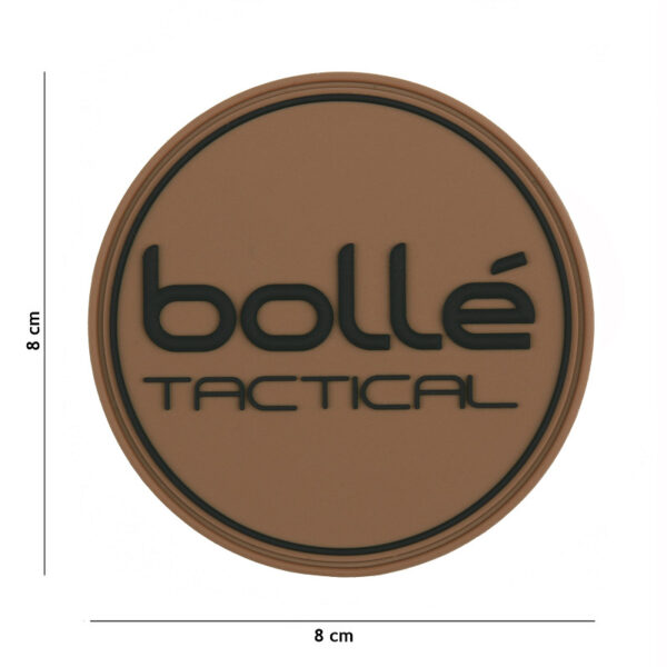 Embleem 3D PVC Bolle tactical bruin 8131 Dit Bollé 3D PVC embleem is ontworpen voor tactische toepassingen en heeft een stevige klittenband aan de achterzijde voor eenvoudig bevestigen op kleding, tassen of uitrusting. Het embleem is duurzaam en geschikt voor gebruik in diverse omgevingen, ideaal voor militaire en outdoor liefhebbers.