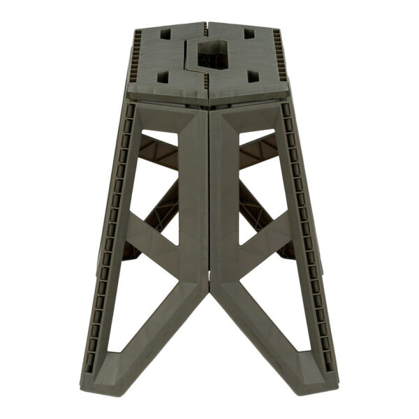 Opvouwbare outdoor kruk groot2 Maak kennis met onze <strong>grote opvouwbare outdoor kruk</strong>, de perfecte oplossing voor al je buitenactiviteiten en evenementen! Deze kruk is ontworpen met het oog op <strong>functionaliteit en comfort</strong>, waardoor hij ideaal is voor gebruik tijdens festivals, kamperen, vissen en andere buitenavonturen. Dankzij het handige handvat is deze kruk eenvoudig mee te nemen, zodat je hem altijd bij de hand hebt wanneer je een comfortabele zitplaats nodig hebt. Met een lichtgewicht ontwerp is de kruk niet alleen gemakkelijk te vervoeren, maar ook eenvoudig op te bergen. Wanneer de kruk is ingeklapt, heeft hij een hoogte van <strong>50 cm</strong> en een breedte van <strong>58 cm</strong>, waardoor hij compact genoeg is om in vrijwel elke ruimte te passen. Uitgeklapt biedt hij een zithoogte van <strong>39,5 cm</strong>, met een breedte van <strong>41 cm</strong> en een diepte van <strong>33 cm</strong>. Het zitoppervlak van <strong>29 cm x 20 cm</strong> biedt voldoende ruimte voor een comfortabele zitervaring. Met een maximale draagcapaciteit van <strong>100 kg</strong> is deze outdoor kruk stevig en betrouwbaar, waardoor je met een gerust hart kunt zitten, ongeacht de gelegenheid.