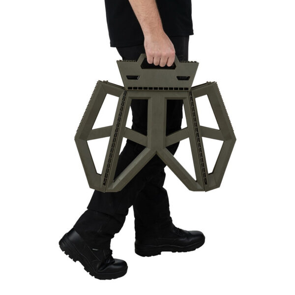 Opvouwbare outdoor kruk groot7 Maak kennis met onze <strong>grote opvouwbare outdoor kruk</strong>, de perfecte oplossing voor al je buitenactiviteiten en evenementen! Deze kruk is ontworpen met het oog op <strong>functionaliteit en comfort</strong>, waardoor hij ideaal is voor gebruik tijdens festivals, kamperen, vissen en andere buitenavonturen. Dankzij het handige handvat is deze kruk eenvoudig mee te nemen, zodat je hem altijd bij de hand hebt wanneer je een comfortabele zitplaats nodig hebt. Met een lichtgewicht ontwerp is de kruk niet alleen gemakkelijk te vervoeren, maar ook eenvoudig op te bergen. Wanneer de kruk is ingeklapt, heeft hij een hoogte van <strong>50 cm</strong> en een breedte van <strong>58 cm</strong>, waardoor hij compact genoeg is om in vrijwel elke ruimte te passen. Uitgeklapt biedt hij een zithoogte van <strong>39,5 cm</strong>, met een breedte van <strong>41 cm</strong> en een diepte van <strong>33 cm</strong>. Het zitoppervlak van <strong>29 cm x 20 cm</strong> biedt voldoende ruimte voor een comfortabele zitervaring. Met een maximale draagcapaciteit van <strong>100 kg</strong> is deze outdoor kruk stevig en betrouwbaar, waardoor je met een gerust hart kunt zitten, ongeacht de gelegenheid.