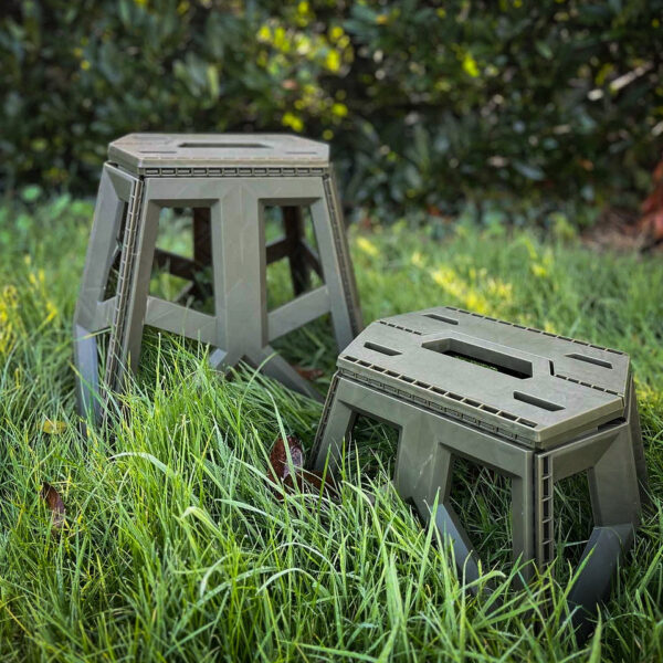 Opvouwbare outdoor kruk klein10 Ontdek onze <strong>handige opvouwbare outdoor kruk</strong>, de perfecte metgezel voor al je buitenavonturen! Of je nu gaat kamperen, vissen, picknicken of gewoon een dagje in de natuur doorbrengt, deze kruk biedt een comfortabele zitplek waar je ook gaat. Dankzij het slimme ontwerp is de kruk eenvoudig op te vouwen en mee te nemen, zodat je altijd een plek hebt om even uit te rusten. Met een gewicht van slechts <strong>740 gram</strong> is deze kruk lichtgewicht en gemakkelijk te vervoeren. Uitgevouwen heeft de kruk afmetingen van <strong>35 cm x 28 cm x 23,5 cm</strong>, wat zorgt voor een fijne zitervaring. Wanneer je de kruk opvouwt, heeft hij compacte afmetingen van <strong>49 cm x 33,5 cm x 6,5 cm</strong>, waardoor hij perfect past in je rugzak of koffer.