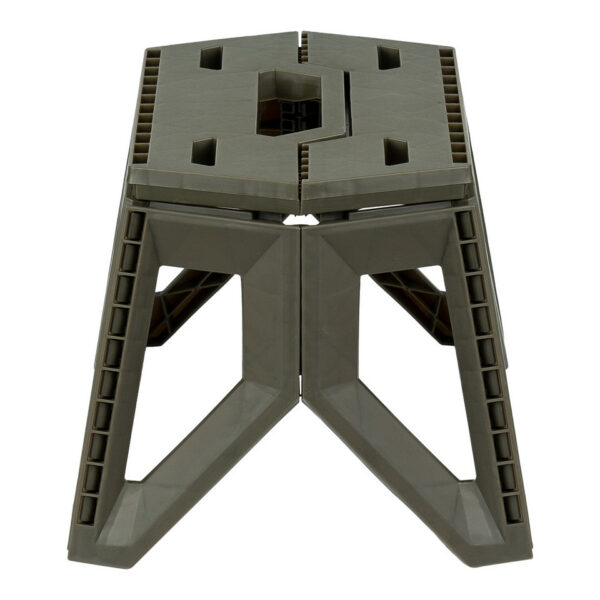 Opvouwbare outdoor kruk klein2 Ontdek onze <strong>handige opvouwbare outdoor kruk</strong>, de perfecte metgezel voor al je buitenavonturen! Of je nu gaat kamperen, vissen, picknicken of gewoon een dagje in de natuur doorbrengt, deze kruk biedt een comfortabele zitplek waar je ook gaat. Dankzij het slimme ontwerp is de kruk eenvoudig op te vouwen en mee te nemen, zodat je altijd een plek hebt om even uit te rusten. Met een gewicht van slechts <strong>740 gram</strong> is deze kruk lichtgewicht en gemakkelijk te vervoeren. Uitgevouwen heeft de kruk afmetingen van <strong>35 cm x 28 cm x 23,5 cm</strong>, wat zorgt voor een fijne zitervaring. Wanneer je de kruk opvouwt, heeft hij compacte afmetingen van <strong>49 cm x 33,5 cm x 6,5 cm</strong>, waardoor hij perfect past in je rugzak of koffer.