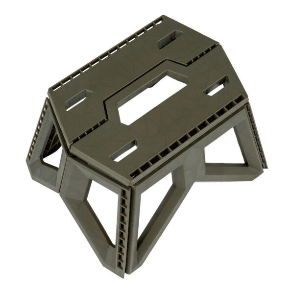 Opvouwbare outdoor kruk klein3 Ontdek onze <strong>handige opvouwbare outdoor kruk</strong>, de perfecte metgezel voor al je buitenavonturen! Of je nu gaat kamperen, vissen, picknicken of gewoon een dagje in de natuur doorbrengt, deze kruk biedt een comfortabele zitplek waar je ook gaat. Dankzij het slimme ontwerp is de kruk eenvoudig op te vouwen en mee te nemen, zodat je altijd een plek hebt om even uit te rusten. Met een gewicht van slechts <strong>740 gram</strong> is deze kruk lichtgewicht en gemakkelijk te vervoeren. Uitgevouwen heeft de kruk afmetingen van <strong>35 cm x 28 cm x 23,5 cm</strong>, wat zorgt voor een fijne zitervaring. Wanneer je de kruk opvouwt, heeft hij compacte afmetingen van <strong>49 cm x 33,5 cm x 6,5 cm</strong>, waardoor hij perfect past in je rugzak of koffer.