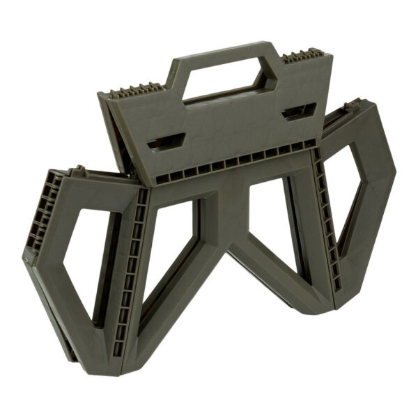 Opvouwbare outdoor kruk klein4 Ontdek onze <strong>handige opvouwbare outdoor kruk</strong>, de perfecte metgezel voor al je buitenavonturen! Of je nu gaat kamperen, vissen, picknicken of gewoon een dagje in de natuur doorbrengt, deze kruk biedt een comfortabele zitplek waar je ook gaat. Dankzij het slimme ontwerp is de kruk eenvoudig op te vouwen en mee te nemen, zodat je altijd een plek hebt om even uit te rusten. Met een gewicht van slechts <strong>740 gram</strong> is deze kruk lichtgewicht en gemakkelijk te vervoeren. Uitgevouwen heeft de kruk afmetingen van <strong>35 cm x 28 cm x 23,5 cm</strong>, wat zorgt voor een fijne zitervaring. Wanneer je de kruk opvouwt, heeft hij compacte afmetingen van <strong>49 cm x 33,5 cm x 6,5 cm</strong>, waardoor hij perfect past in je rugzak of koffer.