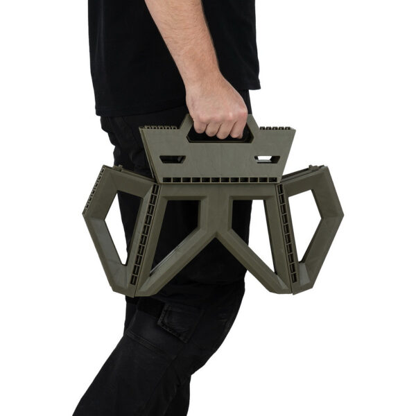 Opvouwbare outdoor kruk klein7 Ontdek onze <strong>handige opvouwbare outdoor kruk</strong>, de perfecte metgezel voor al je buitenavonturen! Of je nu gaat kamperen, vissen, picknicken of gewoon een dagje in de natuur doorbrengt, deze kruk biedt een comfortabele zitplek waar je ook gaat. Dankzij het slimme ontwerp is de kruk eenvoudig op te vouwen en mee te nemen, zodat je altijd een plek hebt om even uit te rusten. Met een gewicht van slechts <strong>740 gram</strong> is deze kruk lichtgewicht en gemakkelijk te vervoeren. Uitgevouwen heeft de kruk afmetingen van <strong>35 cm x 28 cm x 23,5 cm</strong>, wat zorgt voor een fijne zitervaring. Wanneer je de kruk opvouwt, heeft hij compacte afmetingen van <strong>49 cm x 33,5 cm x 6,5 cm</strong>, waardoor hij perfect past in je rugzak of koffer.
