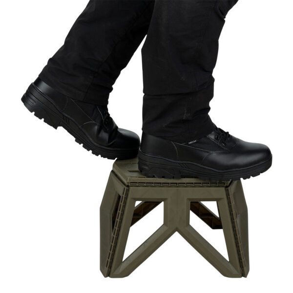 Opvouwbare outdoor kruk klein9 Ontdek onze <strong>handige opvouwbare outdoor kruk</strong>, de perfecte metgezel voor al je buitenavonturen! Of je nu gaat kamperen, vissen, picknicken of gewoon een dagje in de natuur doorbrengt, deze kruk biedt een comfortabele zitplek waar je ook gaat. Dankzij het slimme ontwerp is de kruk eenvoudig op te vouwen en mee te nemen, zodat je altijd een plek hebt om even uit te rusten. Met een gewicht van slechts <strong>740 gram</strong> is deze kruk lichtgewicht en gemakkelijk te vervoeren. Uitgevouwen heeft de kruk afmetingen van <strong>35 cm x 28 cm x 23,5 cm</strong>, wat zorgt voor een fijne zitervaring. Wanneer je de kruk opvouwt, heeft hij compacte afmetingen van <strong>49 cm x 33,5 cm x 6,5 cm</strong>, waardoor hij perfect past in je rugzak of koffer.