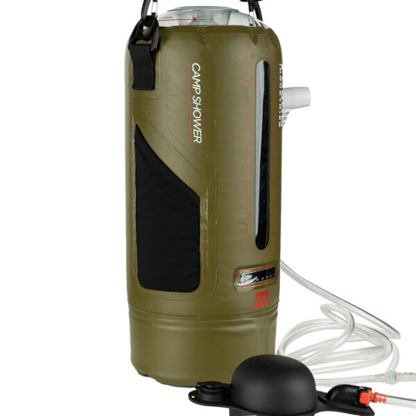 Outdoor buitendouche 12L met pomp1 De <strong>outdoor buitendouche 12L</strong> met pomp is de ultieme oplossing voor avonturiers die van gemak houden. Perfect om mee te nemen naar de <strong>camping</strong>, het <strong>strand</strong> of tijdens een <strong>hike</strong>. Deze slimme buitendouche werkt zonder elektriciteit: vul de zak met water, zet hem in de zon, en geniet van een <strong>warme douche</strong> waar je ook bent. De zak kan tot <strong>12 liter water</strong> bevatten en is ontworpen met handige <strong>meerdere handvatten</strong>, zodat je hem eenvoudig overal mee naartoe kunt nemen. Ook ideaal om je <strong>huisdier</strong> schoon te spoelen na een dag in de natuur. Let wel op dat de watertemperatuur niet hoger mag worden dan <strong>50 graden Celsius</strong>.