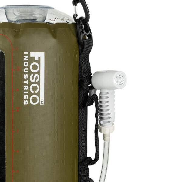 Outdoor buitendouche 12L met pomp2 De <strong>outdoor buitendouche 12L</strong> met pomp is de ultieme oplossing voor avonturiers die van gemak houden. Perfect om mee te nemen naar de <strong>camping</strong>, het <strong>strand</strong> of tijdens een <strong>hike</strong>. Deze slimme buitendouche werkt zonder elektriciteit: vul de zak met water, zet hem in de zon, en geniet van een <strong>warme douche</strong> waar je ook bent. De zak kan tot <strong>12 liter water</strong> bevatten en is ontworpen met handige <strong>meerdere handvatten</strong>, zodat je hem eenvoudig overal mee naartoe kunt nemen. Ook ideaal om je <strong>huisdier</strong> schoon te spoelen na een dag in de natuur. Let wel op dat de watertemperatuur niet hoger mag worden dan <strong>50 graden Celsius</strong>.