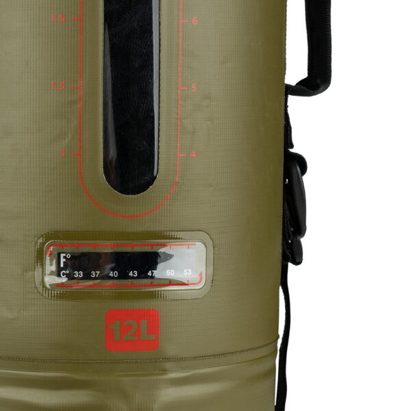 Outdoor buitendouche 12L met pomp3 De <strong>outdoor buitendouche 12L</strong> met pomp is de ultieme oplossing voor avonturiers die van gemak houden. Perfect om mee te nemen naar de <strong>camping</strong>, het <strong>strand</strong> of tijdens een <strong>hike</strong>. Deze slimme buitendouche werkt zonder elektriciteit: vul de zak met water, zet hem in de zon, en geniet van een <strong>warme douche</strong> waar je ook bent. De zak kan tot <strong>12 liter water</strong> bevatten en is ontworpen met handige <strong>meerdere handvatten</strong>, zodat je hem eenvoudig overal mee naartoe kunt nemen. Ook ideaal om je <strong>huisdier</strong> schoon te spoelen na een dag in de natuur. Let wel op dat de watertemperatuur niet hoger mag worden dan <strong>50 graden Celsius</strong>.