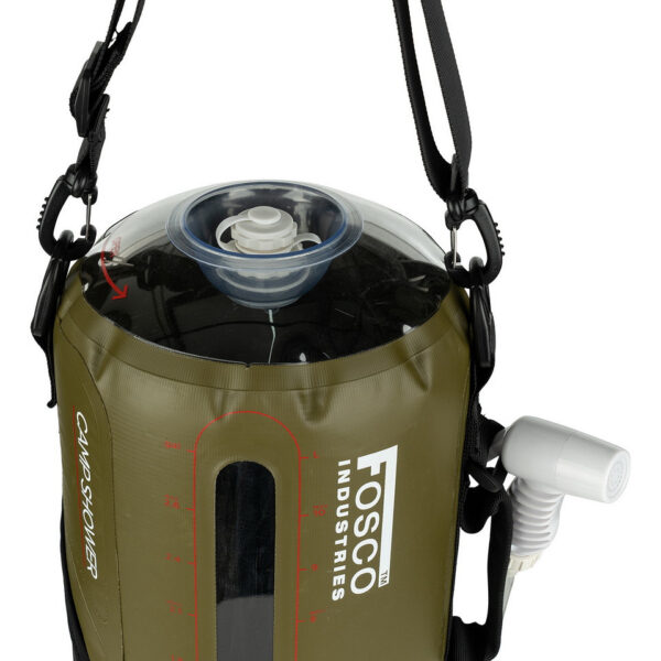 Outdoor buitendouche 12L met pomp4 De <strong>outdoor buitendouche 12L</strong> met pomp is de ultieme oplossing voor avonturiers die van gemak houden. Perfect om mee te nemen naar de <strong>camping</strong>, het <strong>strand</strong> of tijdens een <strong>hike</strong>. Deze slimme buitendouche werkt zonder elektriciteit: vul de zak met water, zet hem in de zon, en geniet van een <strong>warme douche</strong> waar je ook bent. De zak kan tot <strong>12 liter water</strong> bevatten en is ontworpen met handige <strong>meerdere handvatten</strong>, zodat je hem eenvoudig overal mee naartoe kunt nemen. Ook ideaal om je <strong>huisdier</strong> schoon te spoelen na een dag in de natuur. Let wel op dat de watertemperatuur niet hoger mag worden dan <strong>50 graden Celsius</strong>.