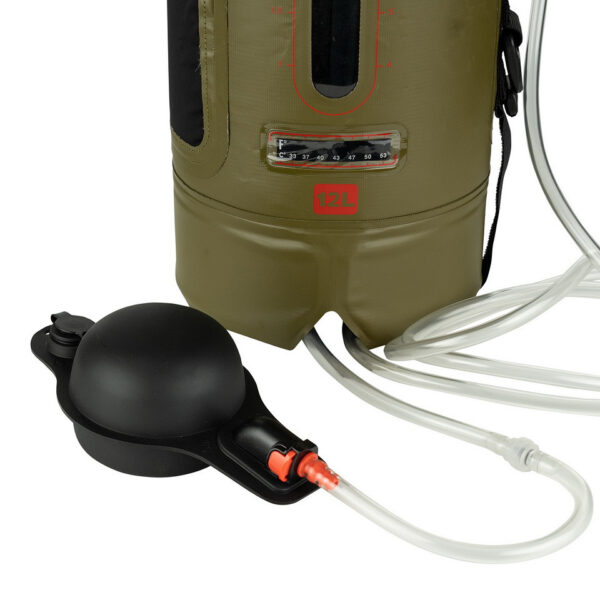 Outdoor buitendouche 12L met pomp5 De <strong>outdoor buitendouche 12L</strong> met pomp is de ultieme oplossing voor avonturiers die van gemak houden. Perfect om mee te nemen naar de <strong>camping</strong>, het <strong>strand</strong> of tijdens een <strong>hike</strong>. Deze slimme buitendouche werkt zonder elektriciteit: vul de zak met water, zet hem in de zon, en geniet van een <strong>warme douche</strong> waar je ook bent. De zak kan tot <strong>12 liter water</strong> bevatten en is ontworpen met handige <strong>meerdere handvatten</strong>, zodat je hem eenvoudig overal mee naartoe kunt nemen. Ook ideaal om je <strong>huisdier</strong> schoon te spoelen na een dag in de natuur. Let wel op dat de watertemperatuur niet hoger mag worden dan <strong>50 graden Celsius</strong>.