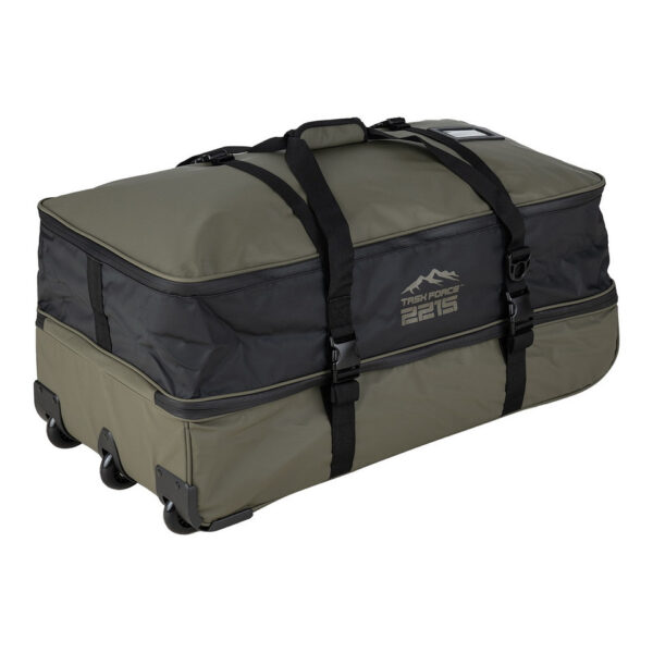 TF 2215 Waterproof Commander Pro Trolley Bag De <strong>TF-2215 Waterproof Commander Pro Trolley Bag</strong> is speciaal ontworpen voor reizigers en outdoorliefhebbers die robuuste en betrouwbare uitrusting nodig hebben. Deze <strong>100-liter trolleytas</strong> biedt een ruime en goed georganiseerde opbergruimte, met dubbele compartimenten voor eenvoudige scheiding van uitrusting en kleding. Het duurzame <strong>500D PVC-materiaal</strong> zorgt ervoor dat de tas waterdicht is, waardoor je spullen beschermd blijven tegen regen en vochtige omstandigheden. De trolley is uitgerust met <strong>3 sterke wielen</strong> en een verstevigde bodem voor optimale stabiliteit en gemakkelijk transport, zelfs in ruigere omgevingen.