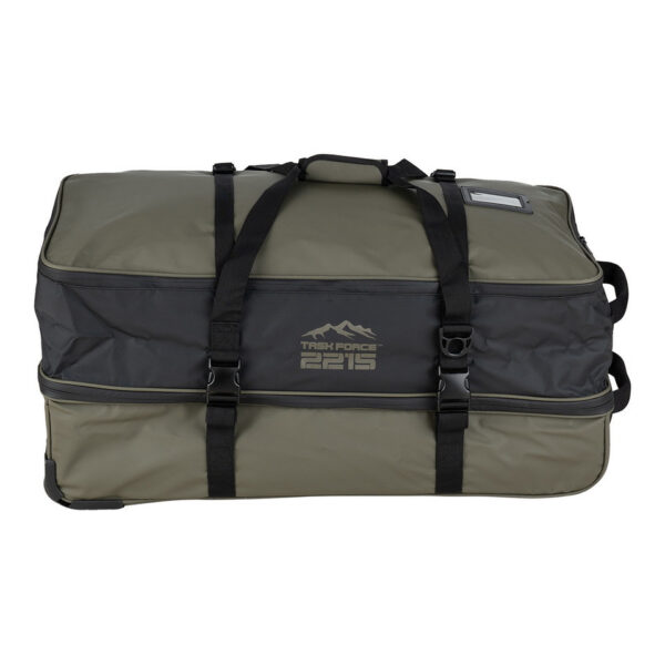 TF 2215 Waterproof Commander Pro Trolley Bag1 De <strong>TF-2215 Waterproof Commander Pro Trolley Bag</strong> is speciaal ontworpen voor reizigers en outdoorliefhebbers die robuuste en betrouwbare uitrusting nodig hebben. Deze <strong>100-liter trolleytas</strong> biedt een ruime en goed georganiseerde opbergruimte, met dubbele compartimenten voor eenvoudige scheiding van uitrusting en kleding. Het duurzame <strong>500D PVC-materiaal</strong> zorgt ervoor dat de tas waterdicht is, waardoor je spullen beschermd blijven tegen regen en vochtige omstandigheden. De trolley is uitgerust met <strong>3 sterke wielen</strong> en een verstevigde bodem voor optimale stabiliteit en gemakkelijk transport, zelfs in ruigere omgevingen.