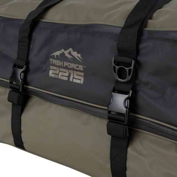 TF 2215 Waterproof Commander Pro Trolley Bag10 De <strong>TF-2215 Waterproof Commander Pro Trolley Bag</strong> is speciaal ontworpen voor reizigers en outdoorliefhebbers die robuuste en betrouwbare uitrusting nodig hebben. Deze <strong>100-liter trolleytas</strong> biedt een ruime en goed georganiseerde opbergruimte, met dubbele compartimenten voor eenvoudige scheiding van uitrusting en kleding. Het duurzame <strong>500D PVC-materiaal</strong> zorgt ervoor dat de tas waterdicht is, waardoor je spullen beschermd blijven tegen regen en vochtige omstandigheden. De trolley is uitgerust met <strong>3 sterke wielen</strong> en een verstevigde bodem voor optimale stabiliteit en gemakkelijk transport, zelfs in ruigere omgevingen.