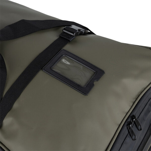 TF 2215 Waterproof Commander Pro Trolley Bag12 De <strong>TF-2215 Waterproof Commander Pro Trolley Bag</strong> is speciaal ontworpen voor reizigers en outdoorliefhebbers die robuuste en betrouwbare uitrusting nodig hebben. Deze <strong>100-liter trolleytas</strong> biedt een ruime en goed georganiseerde opbergruimte, met dubbele compartimenten voor eenvoudige scheiding van uitrusting en kleding. Het duurzame <strong>500D PVC-materiaal</strong> zorgt ervoor dat de tas waterdicht is, waardoor je spullen beschermd blijven tegen regen en vochtige omstandigheden. De trolley is uitgerust met <strong>3 sterke wielen</strong> en een verstevigde bodem voor optimale stabiliteit en gemakkelijk transport, zelfs in ruigere omgevingen.