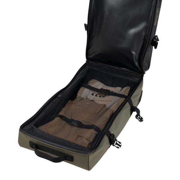 TF 2215 Waterproof Commander Pro Trolley Bag14 De <strong>TF-2215 Waterproof Commander Pro Trolley Bag</strong> is speciaal ontworpen voor reizigers en outdoorliefhebbers die robuuste en betrouwbare uitrusting nodig hebben. Deze <strong>100-liter trolleytas</strong> biedt een ruime en goed georganiseerde opbergruimte, met dubbele compartimenten voor eenvoudige scheiding van uitrusting en kleding. Het duurzame <strong>500D PVC-materiaal</strong> zorgt ervoor dat de tas waterdicht is, waardoor je spullen beschermd blijven tegen regen en vochtige omstandigheden. De trolley is uitgerust met <strong>3 sterke wielen</strong> en een verstevigde bodem voor optimale stabiliteit en gemakkelijk transport, zelfs in ruigere omgevingen.