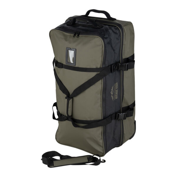 TF 2215 Waterproof Commander Pro Trolley Bag3 De <strong>TF-2215 Waterproof Commander Pro Trolley Bag</strong> is speciaal ontworpen voor reizigers en outdoorliefhebbers die robuuste en betrouwbare uitrusting nodig hebben. Deze <strong>100-liter trolleytas</strong> biedt een ruime en goed georganiseerde opbergruimte, met dubbele compartimenten voor eenvoudige scheiding van uitrusting en kleding. Het duurzame <strong>500D PVC-materiaal</strong> zorgt ervoor dat de tas waterdicht is, waardoor je spullen beschermd blijven tegen regen en vochtige omstandigheden. De trolley is uitgerust met <strong>3 sterke wielen</strong> en een verstevigde bodem voor optimale stabiliteit en gemakkelijk transport, zelfs in ruigere omgevingen.