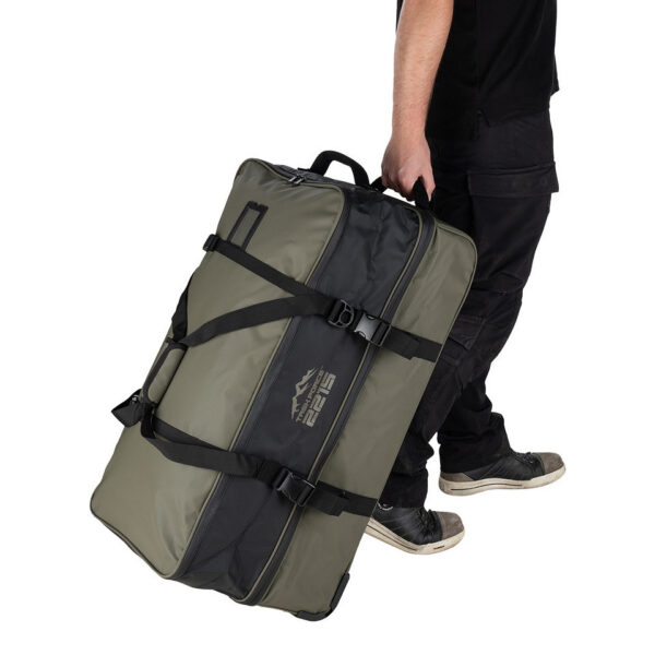 TF 2215 Waterproof Commander Pro Trolley Bag7 De <strong>TF-2215 Waterproof Commander Pro Trolley Bag</strong> is speciaal ontworpen voor reizigers en outdoorliefhebbers die robuuste en betrouwbare uitrusting nodig hebben. Deze <strong>100-liter trolleytas</strong> biedt een ruime en goed georganiseerde opbergruimte, met dubbele compartimenten voor eenvoudige scheiding van uitrusting en kleding. Het duurzame <strong>500D PVC-materiaal</strong> zorgt ervoor dat de tas waterdicht is, waardoor je spullen beschermd blijven tegen regen en vochtige omstandigheden. De trolley is uitgerust met <strong>3 sterke wielen</strong> en een verstevigde bodem voor optimale stabiliteit en gemakkelijk transport, zelfs in ruigere omgevingen.