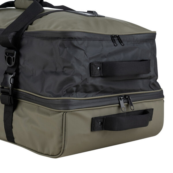 TF 2215 Waterproof Commander Pro Trolley Bag8 De <strong>TF-2215 Waterproof Commander Pro Trolley Bag</strong> is speciaal ontworpen voor reizigers en outdoorliefhebbers die robuuste en betrouwbare uitrusting nodig hebben. Deze <strong>100-liter trolleytas</strong> biedt een ruime en goed georganiseerde opbergruimte, met dubbele compartimenten voor eenvoudige scheiding van uitrusting en kleding. Het duurzame <strong>500D PVC-materiaal</strong> zorgt ervoor dat de tas waterdicht is, waardoor je spullen beschermd blijven tegen regen en vochtige omstandigheden. De trolley is uitgerust met <strong>3 sterke wielen</strong> en een verstevigde bodem voor optimale stabiliteit en gemakkelijk transport, zelfs in ruigere omgevingen.