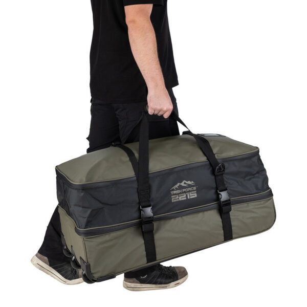 TF 2215 Waterproof Commander Pro Trolley Bag9 De <strong>TF-2215 Waterproof Commander Pro Trolley Bag</strong> is speciaal ontworpen voor reizigers en outdoorliefhebbers die robuuste en betrouwbare uitrusting nodig hebben. Deze <strong>100-liter trolleytas</strong> biedt een ruime en goed georganiseerde opbergruimte, met dubbele compartimenten voor eenvoudige scheiding van uitrusting en kleding. Het duurzame <strong>500D PVC-materiaal</strong> zorgt ervoor dat de tas waterdicht is, waardoor je spullen beschermd blijven tegen regen en vochtige omstandigheden. De trolley is uitgerust met <strong>3 sterke wielen</strong> en een verstevigde bodem voor optimale stabiliteit en gemakkelijk transport, zelfs in ruigere omgevingen.