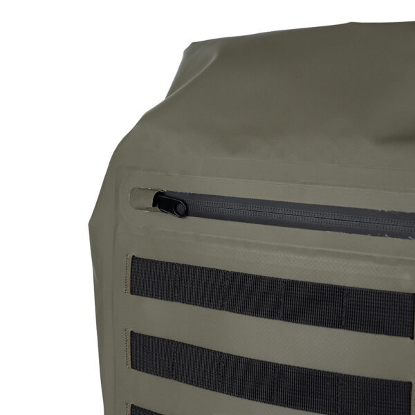 TF 2215 Waterproof MOLLE Duffle Bag5 De <strong>TF-2215 Waterproof MOLLE Duffle Bag</strong> is de ideale oplossing voor avonturiers die op zoek zijn naar een betrouwbare en functionele tas voor hun outdoor-activiteiten. Gemaakt van <strong>waterdicht 500D PVC-materiaal</strong>, biedt deze duffle bag bescherming tegen spatwater en korte onderdompeling. Dit maakt het een uitstekende keuze voor activiteiten zoals <strong>kajakken</strong>, <strong>raften</strong>, <strong>varen</strong>, <strong>wandelen</strong>, <strong>kamperen</strong>, <strong>vissen</strong> en <strong>wintersporten</strong>.